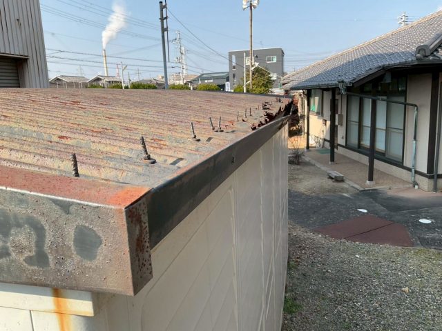 姫路市の錆が進行した倉庫の屋根